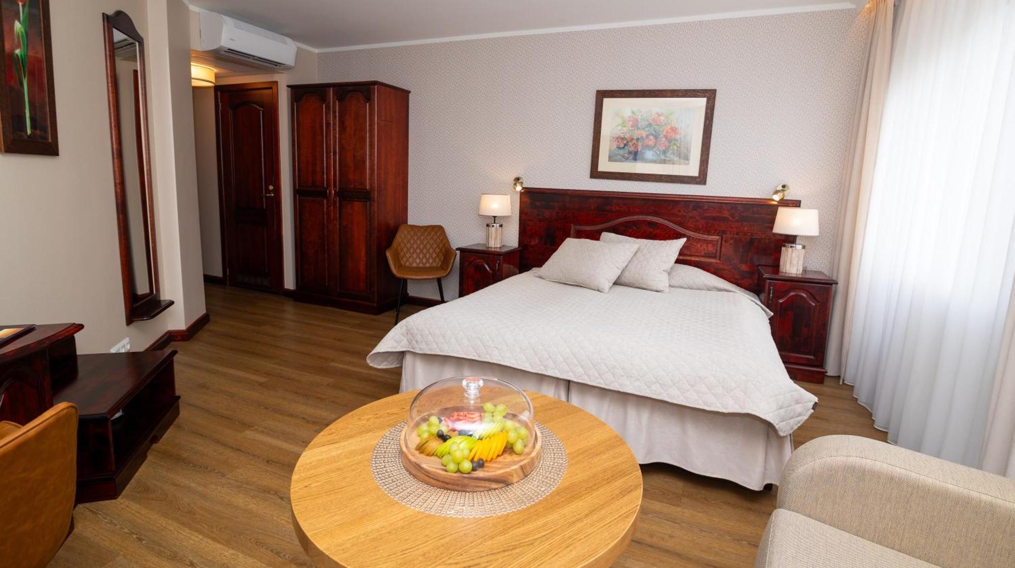 פארנו Hotel Legend מראה חיצוני תמונה