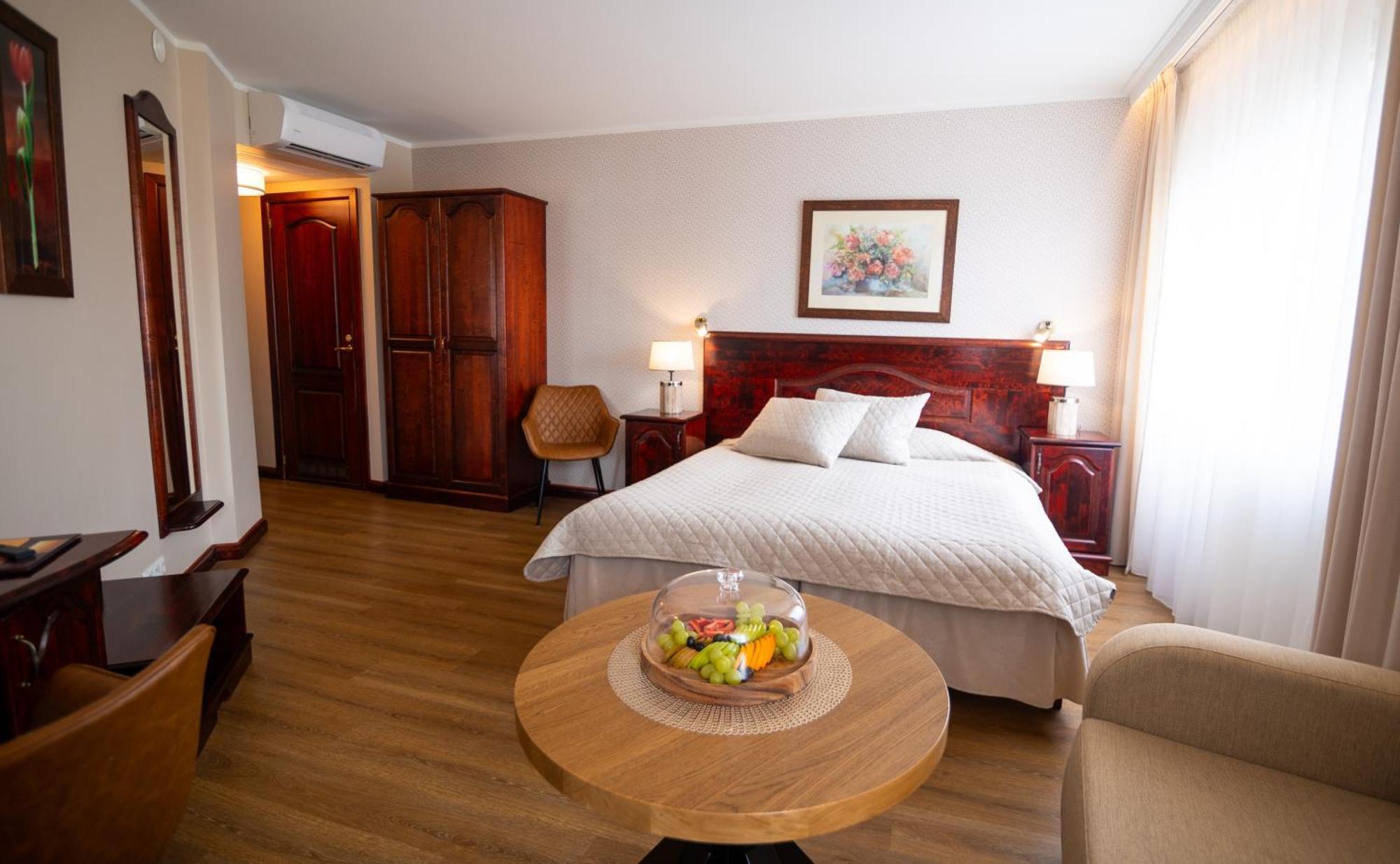 פארנו Hotel Legend מראה חיצוני תמונה