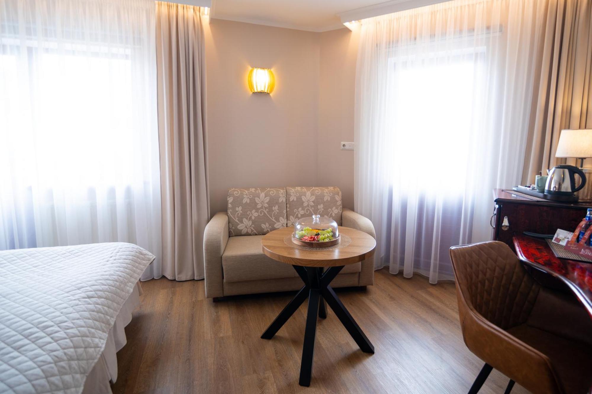 פארנו Hotel Legend מראה חיצוני תמונה